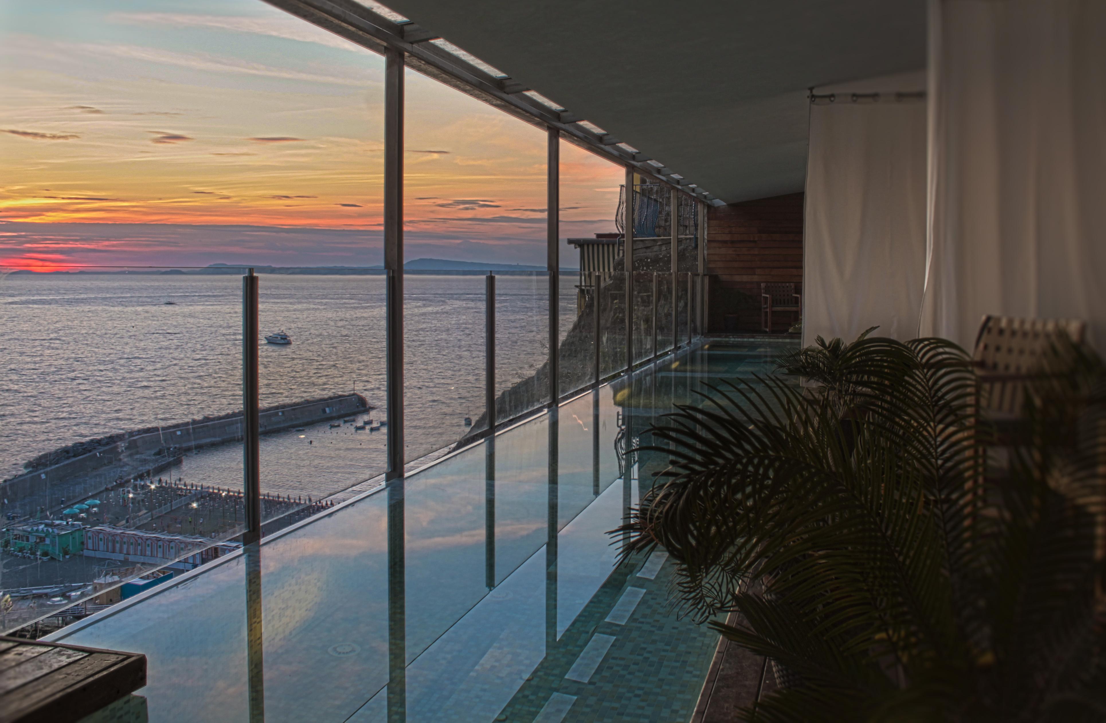 Отель Laqua By The Sea Мета Экстерьер фото