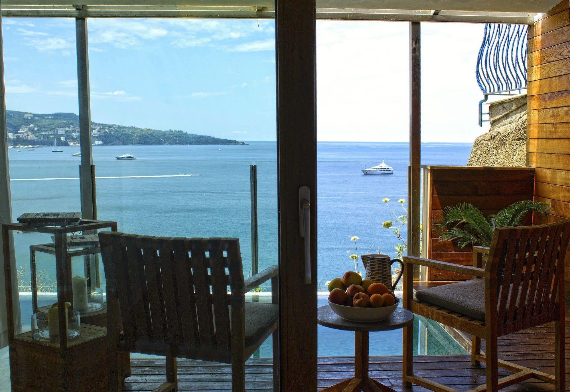 Отель Laqua By The Sea Мета Экстерьер фото