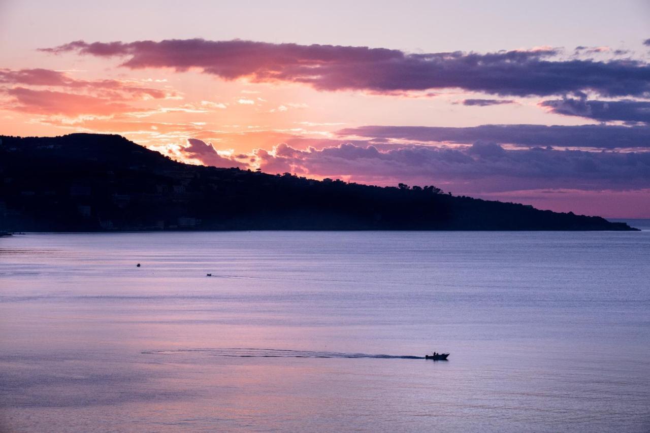 Отель Laqua By The Sea Мета Экстерьер фото